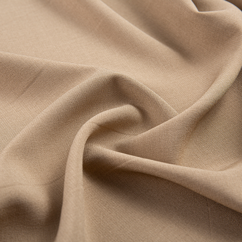 DS675 221GSM Imitert acetat Lelis 2/2 Lysebrun twill Polyesterstoff for fritidsklær og bukser