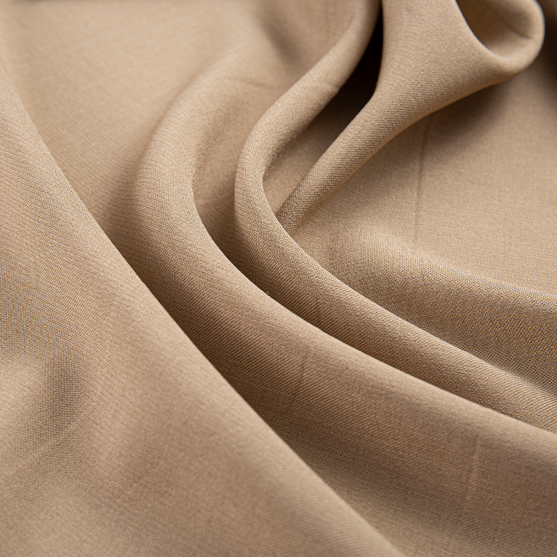 DS675 221GSM Imitert acetat Lelis 2/2 Lysebrun twill Polyesterstoff for fritidsklær og bukser